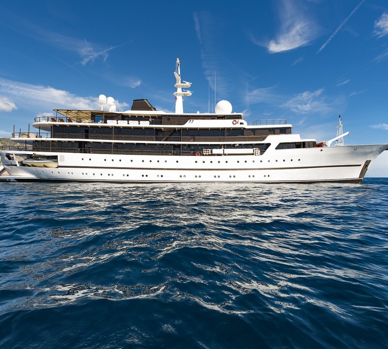 yacht docking in st tropez